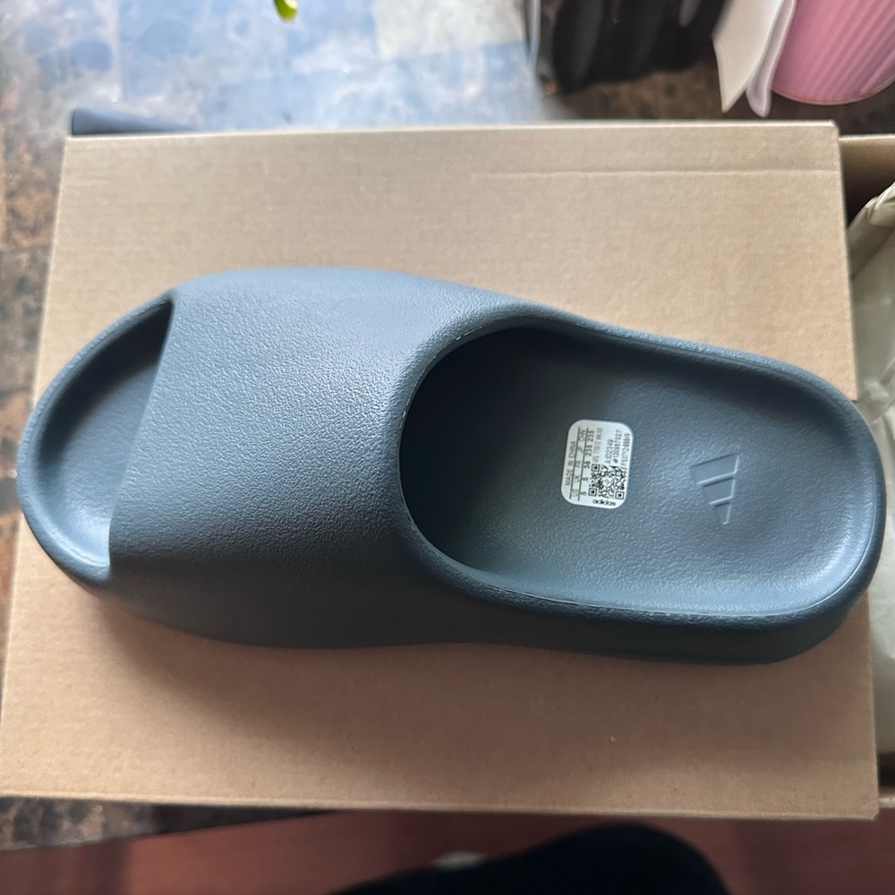Yeezy slides NEW CONDITION ! Never been worn! Comes with brand new box